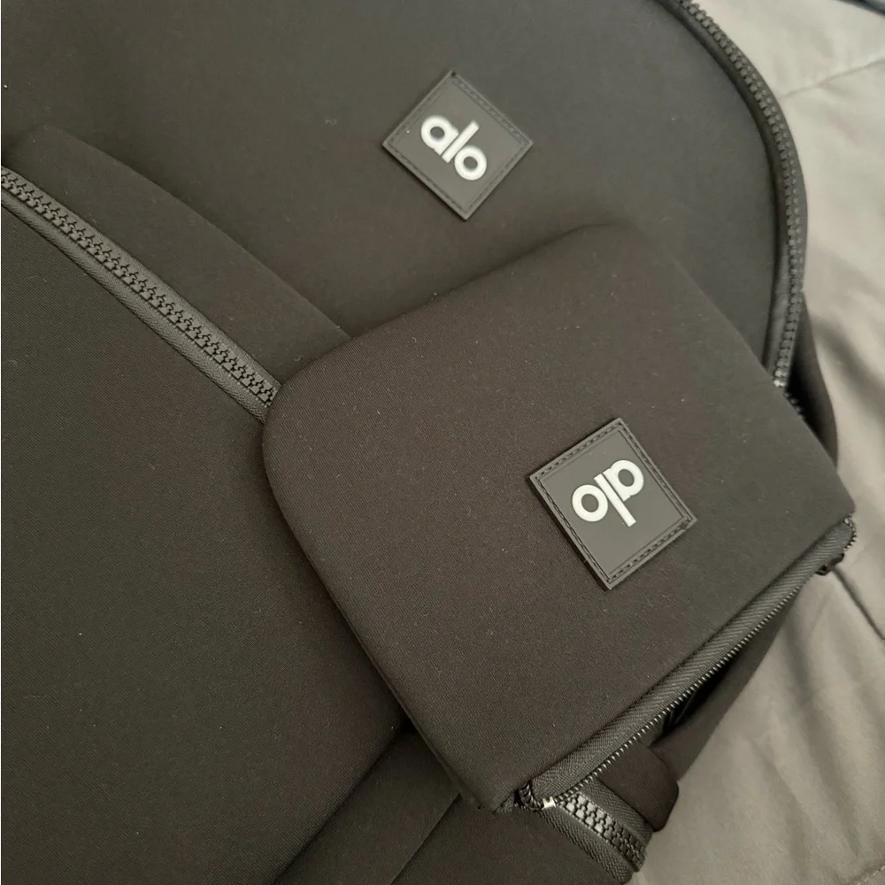 ALO Yoga Charcoal Men's Backpack - Picture 4 of 4